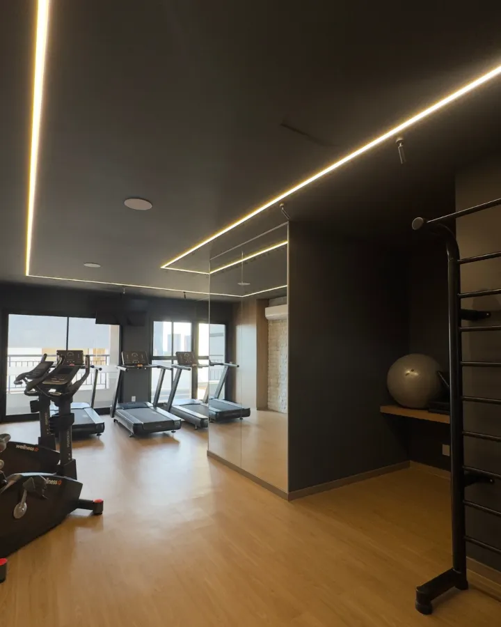 Academia — forro escuro com perfil de led contínuo