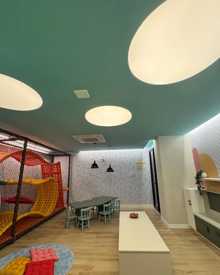 Brinquedoteca — forro colorido com recortes circulares iluminados