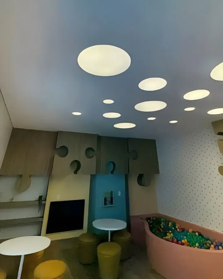 Brinquedoteca — forro com recortes circulares iluminados