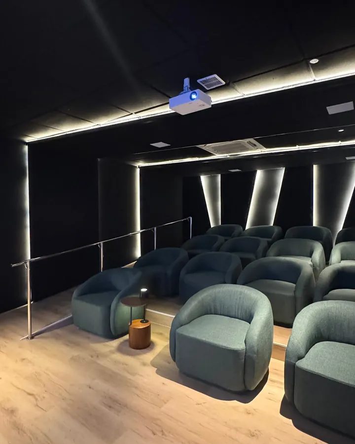 Cinema — sancas iluminadas no contorno do forro