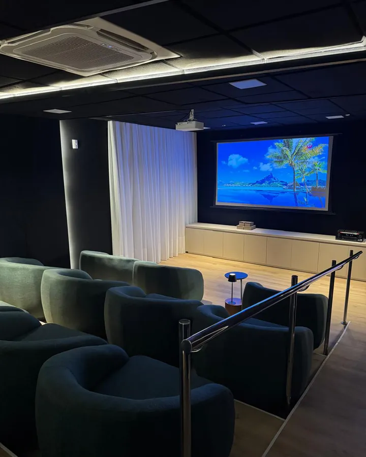 Cinema — forro escuro com sancas de led