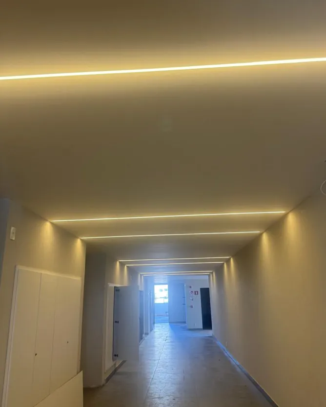 Corredor — forro com rasgos de luz contínuos