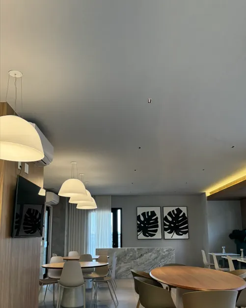 Espaço gourmet — sanca de luz e pendentes sobre as mesas