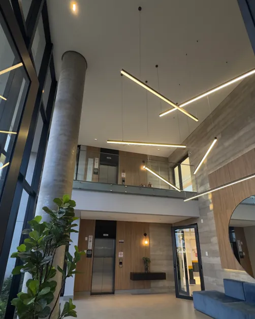 Hall de entrada — forro com perfis de led em traços cruzados