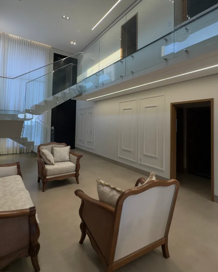 Hall social — forro com sanca de luz e paredes com molduras