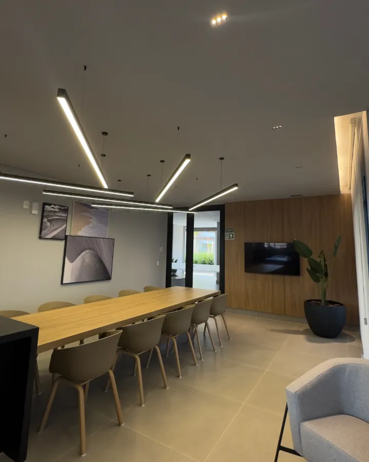 Sala de reuniões — forro de gesso com luminárias lineares